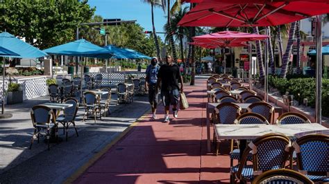 Las Terrazas De Restaurantes Improvisadas En Calles De Miami Dade