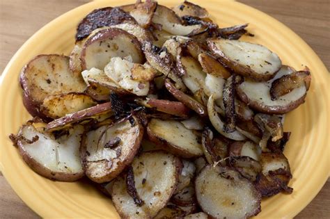 How to Cook Thinly Sliced Potatoes in a Frying Pan | livestrong