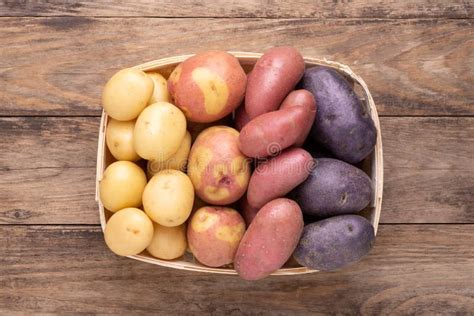 Verschillende Soorten Aardappelen Op Donkerhouten Bijttafel Stock Foto