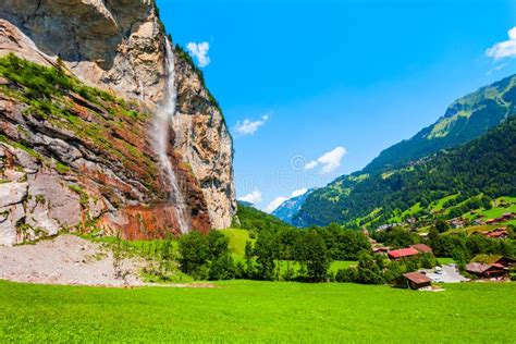 De Waterval Van De Berg Bij De Zwitserse Alpen Stock Foto Afbeelding