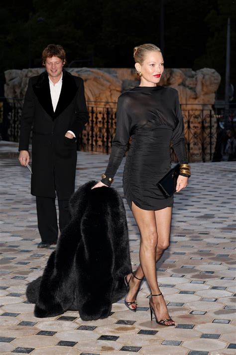 Kate Moss Flaunt Her Braless Tits At Saint Laurent Fashion Show 12 Photos The Fappening