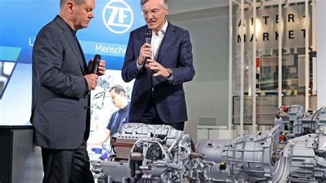 Scholz Besucht Zf Der Kanzler Und Das Modellauto