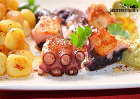 Pulpo A La Parrilla Con ñoquis Salteados Y Hummus De Aguacate