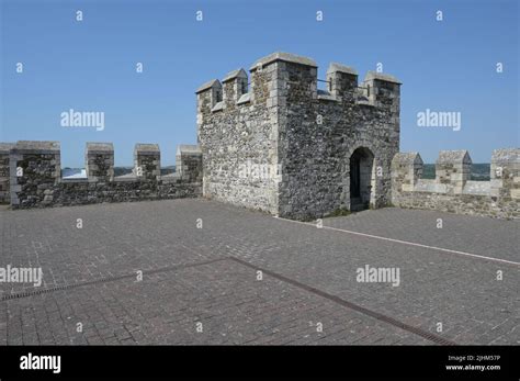 Battlements at an English Medieval castle Stock Photo - Alamy