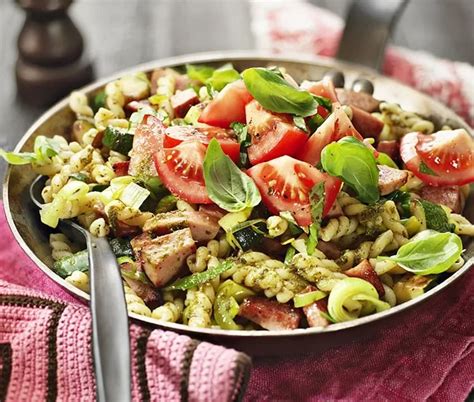 Pasta Pesto Med Falukorv Och Tomatsallad Recept ICA Se