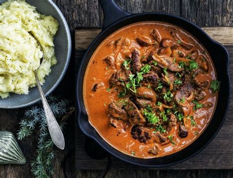 Bøf stroganoff Original opskrift med kartoffelmos Opskrift Bøf