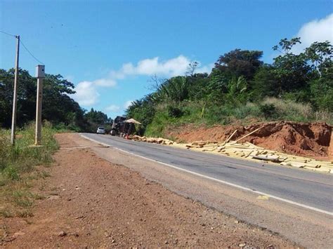 G1 Reboque De Carreta Carregado Madeira Tomba Na BR 364 Em Jaru