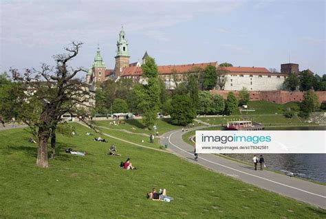 Krakau Pol Polen Stadtansicht Liegewiese An Der