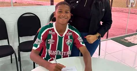 Titular Do Time Sub 17 Hiago Assina Primeiro Contrato Profissional