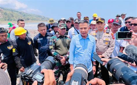 Tinjau Kondisi Sampah Di Pantai Cibutun Sukabumi Bey Machmudin