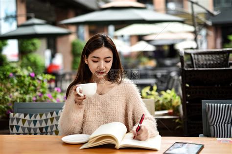 喝咖啡学习的女生高清图片下载 正版图片501316129 摄图网