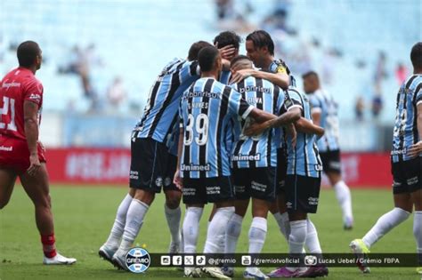 Jogadores Do Gremio Comemoram Gol Sobre O Brasil De Pelotas Em