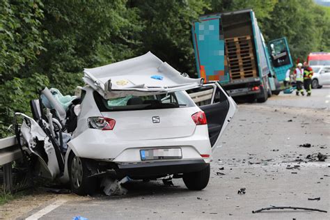 Horror Crash beim Überholen Seat kracht in Lkw Fahrer stirbt an