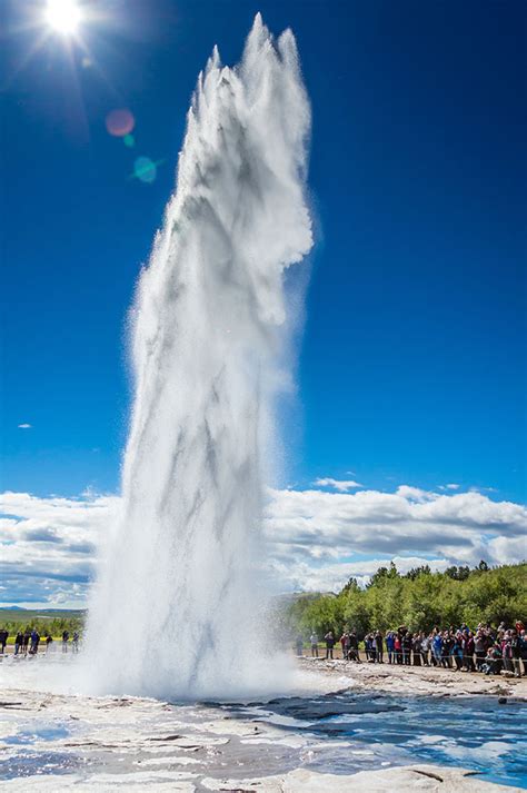 Strokkur E I Geyser In Islanda Nell Area Geotermica Di Haukadalur