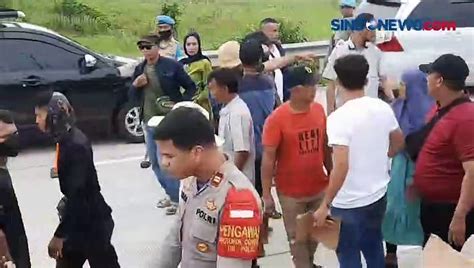 Tuntut Ganti Rugi Lahan Ratusan Warga Blokade Jalan Tol Cibitung