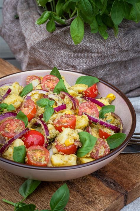 Kartoffelsalat Mit Pesto Tomaten Und Roten Zwiebeln