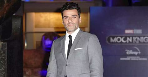 Et Oscar Isaac Osa La Jupe Masculine Sur Le Tapis Rouge De Moon Knight