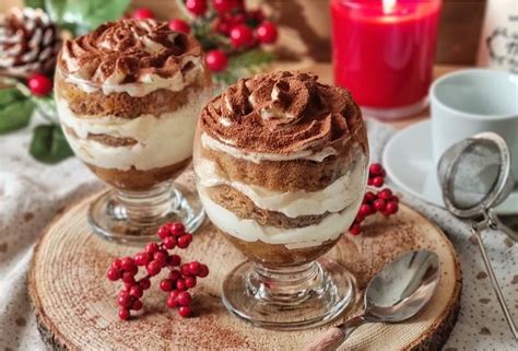 Coppette Tiramisu Deliziose Con Pandoro E Crema Al Mascarpone Dolce