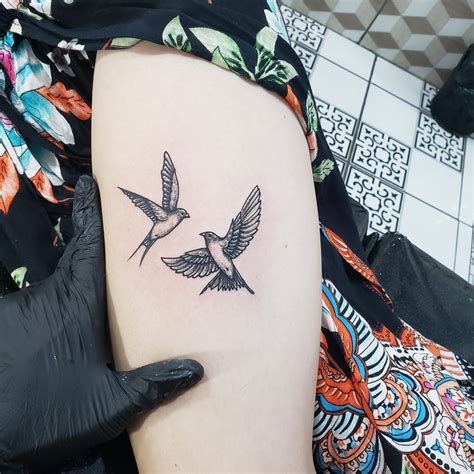 80 inspirações de tatuagem de andorinha e significado para fazer a sua