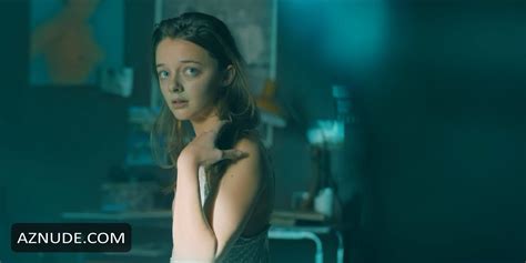 ELLIE DE LANGE Nude AZNude