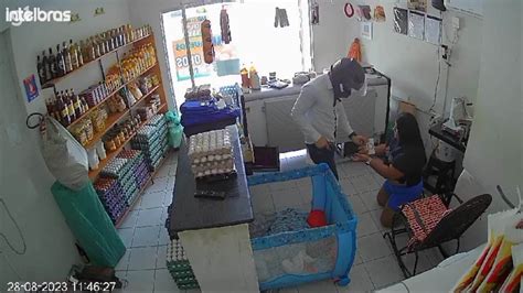 VÍDEO Homem armado invade mercado e assalta funcionária em Caruaru