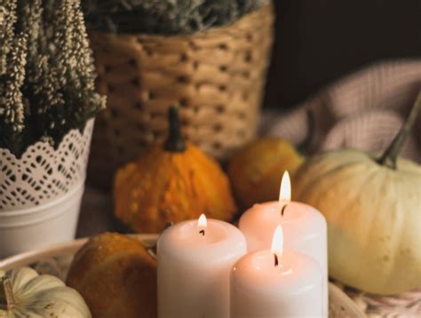 Déco plateau avec bougies pour cocooner son foyer cet automne hiver