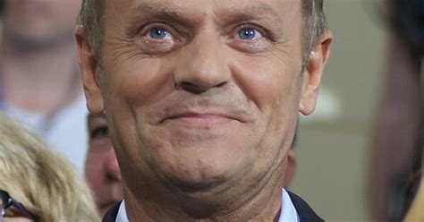 18 autokarów Donald Tusk wyborców na spotkania wozi ze sobą VIDEO