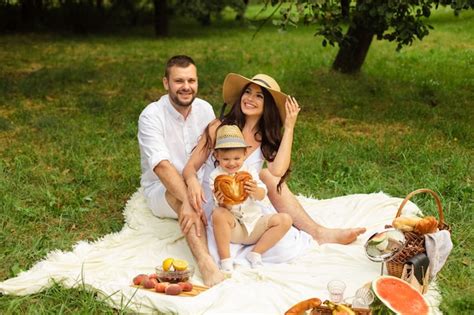 Belle Maman Papa Et Leur Mignon Petit Enfant S Amusent Ensemble Et