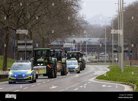 Traktor Konvoi F Hrt Durch Bonn In H He Der Rheinaue Und Post Tower Im