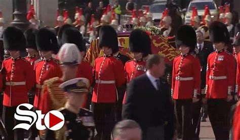 El Cortejo F Nebre De Isabel Ii Congrega A Miles De Personas En Londres