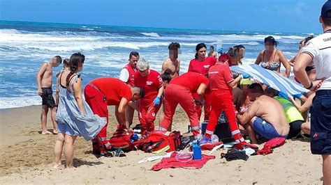 Livorno Fabio Sequi Si Tuffa In Mare E Salva Due Ragazzini Muore Annegato