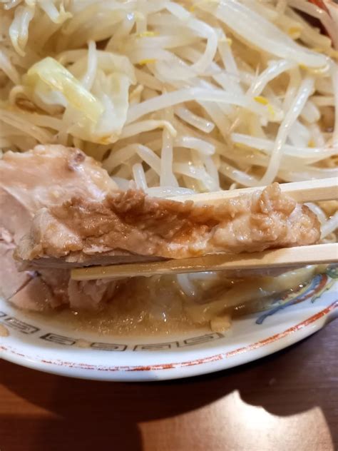 ラーメン豚山＠町田本店【野菜マシマシにしたら過去最高の盛り具合だった！】小ラーメン、辛ニラ、魚粉 まにっち【公式】の相模原周辺で食べた