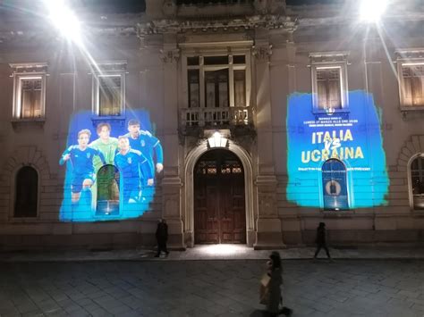 Reggio Palazzo San Giorgio Si Colora D Azzurro In Vista Di Italia