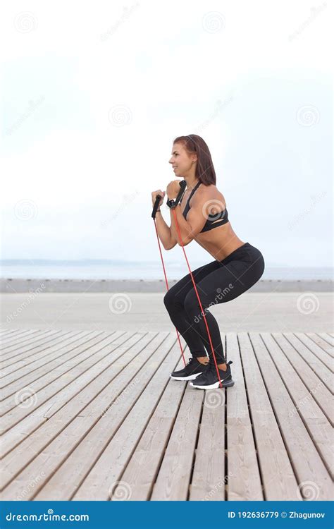 Mujer Haciendo Ejercicios Con La Banda De Goma Al Aire Libre Imagen De