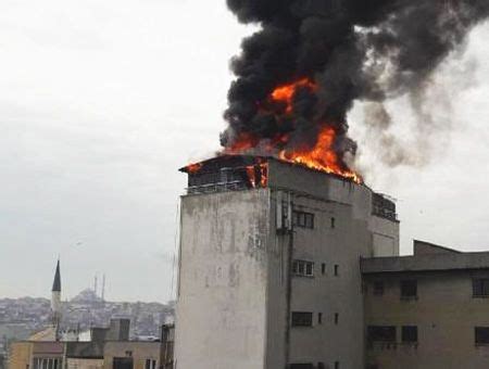 Espectacular Incendio En Un Edificio Del Centro Hist Rico De Estambul