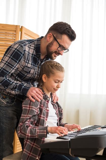 Padre E Hija Tocando El Piano Foto Gratis