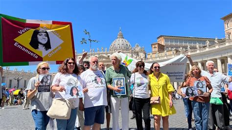 Emanuela Orlandi Oggi Striscioni E Foto A Piazza San Pietro Per I