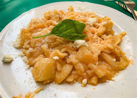 Pasta patate e provola Curiosità e ricetta Trevaligie TravelMagazine