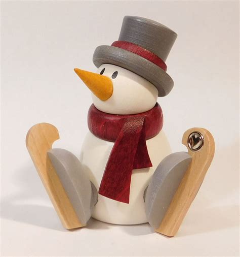 Hobler Schneemann Otto Sitzend Mit Schlittschuh Holz Kunst Goertz De