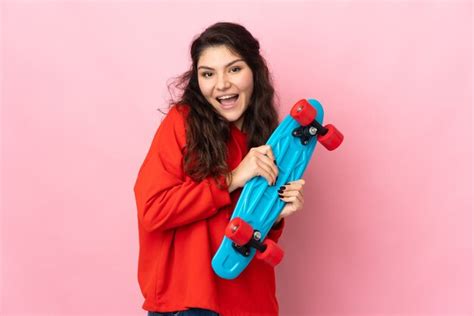 Garota Russa Adolescente Isolada Em Um Fundo Rosa Com Um Skate E Uma