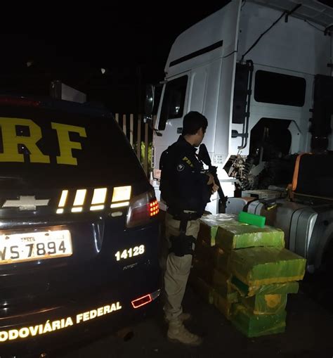 PRF apreende quase meia tonelada de maconha na boleia de um caminhão no