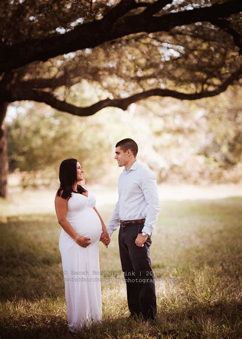 Maternity Photography Tips For Naturally Posing Expecting Couples