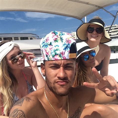 Neymar Que Estaria Solteiro Posta Foto Passeando De Iate Amigas