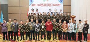 Ketua Umum Pwi Pusat Melantik Basril Basyar Sebagai Ketua Pwi Sumbar