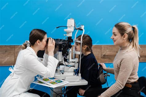 Oftalmólogo Pediátrico Con Lámpara De Hendidura Examina Y Consulta A La