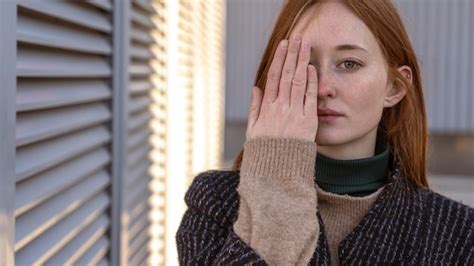 Femme S Duisante Posant Tout En Couvrant La Moiti De Son Visage Avec