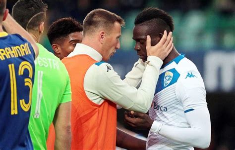 Balotelli amenaza con abandonar el Verona Brescia por cánticos racistas