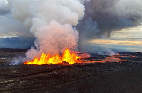 Images From The Ground And Space Reveal Mauna Loas Breathtaking Eruption Discover Magazine