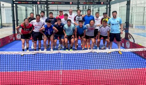 Los estudiantes de 3 de CAFyD de la asignatura de fútbol practican el