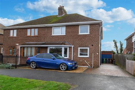 Rutherglen Road Corby Nn17 3 Bed Semi Detached House £260 000